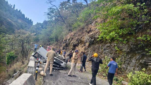 Breaking: मसूरी से लौटते वक़्त खाई में गिरी कार, 5 की मौत, 1 घायल