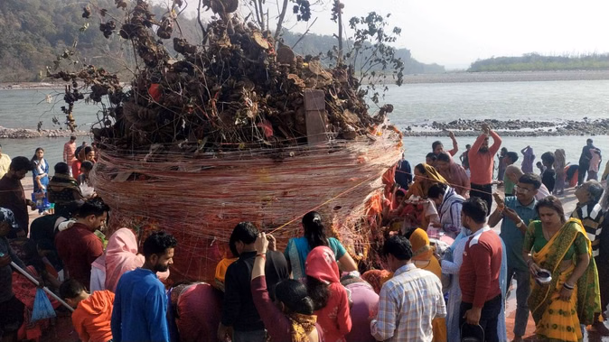 ऋषिकेश: त्रिवेणी घाट पर श्रद्धा और उत्साह के साथ हुआ होलिका पूजन, देर रात हुआ दहन
