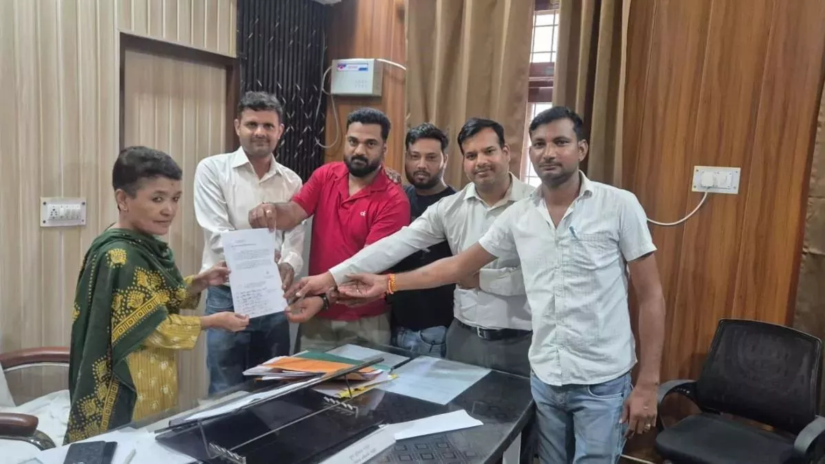देहरादून: मनरेगा कर्मियों का सीएम आवास कूच, पुलिस और प्रदर्शनकारियों में हुई नोकझोंक