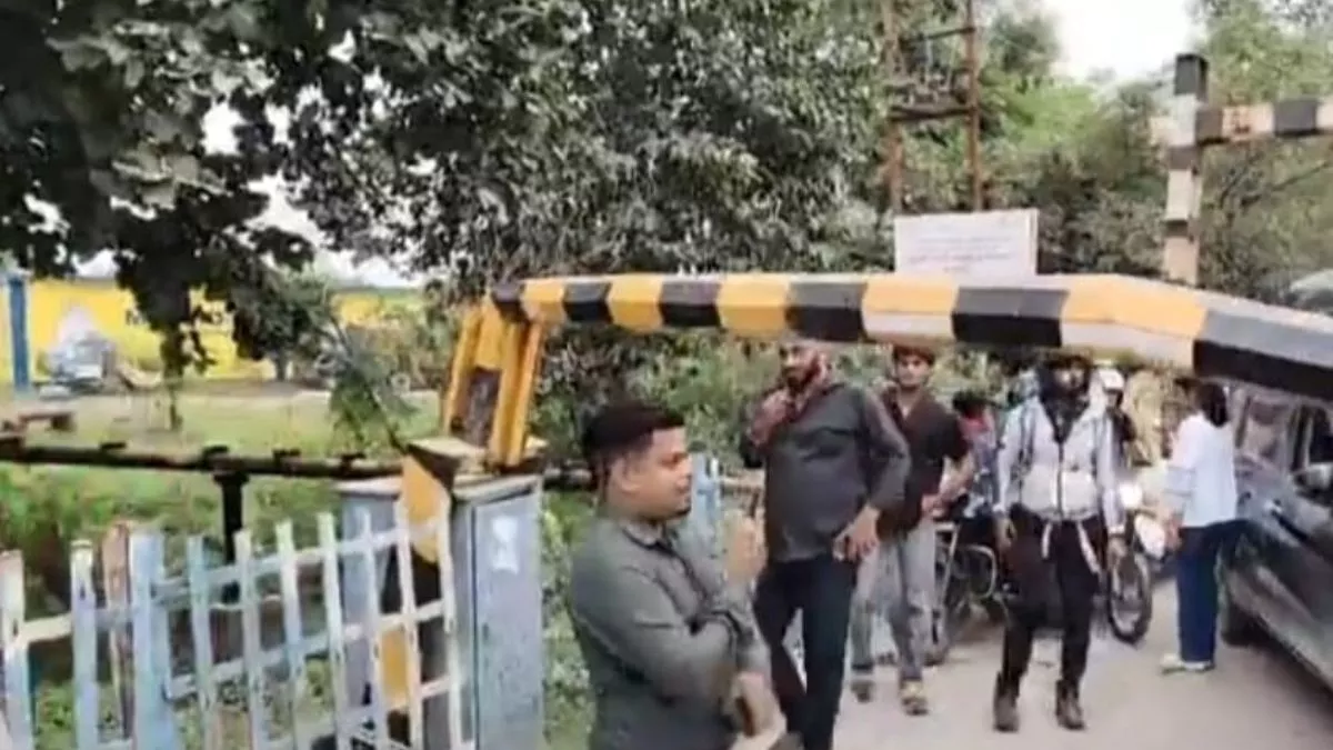 ऋषिकेश: बेकाबू कार ने रेलवे फाटक में मारी टक्कर, कर्मचारियों ने चेन लगाकर निकाली ट्रेन