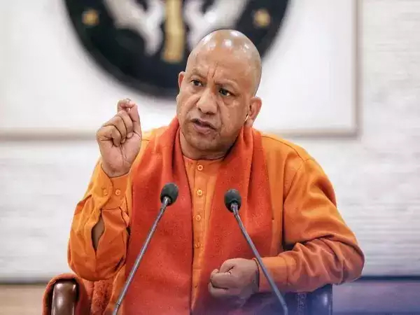 मुख्यमंत्री योगी आदित्यनाथ ने प्रयागराज के अरैल घाट पर किया स्वच्छता अभियान का नेतृत्व