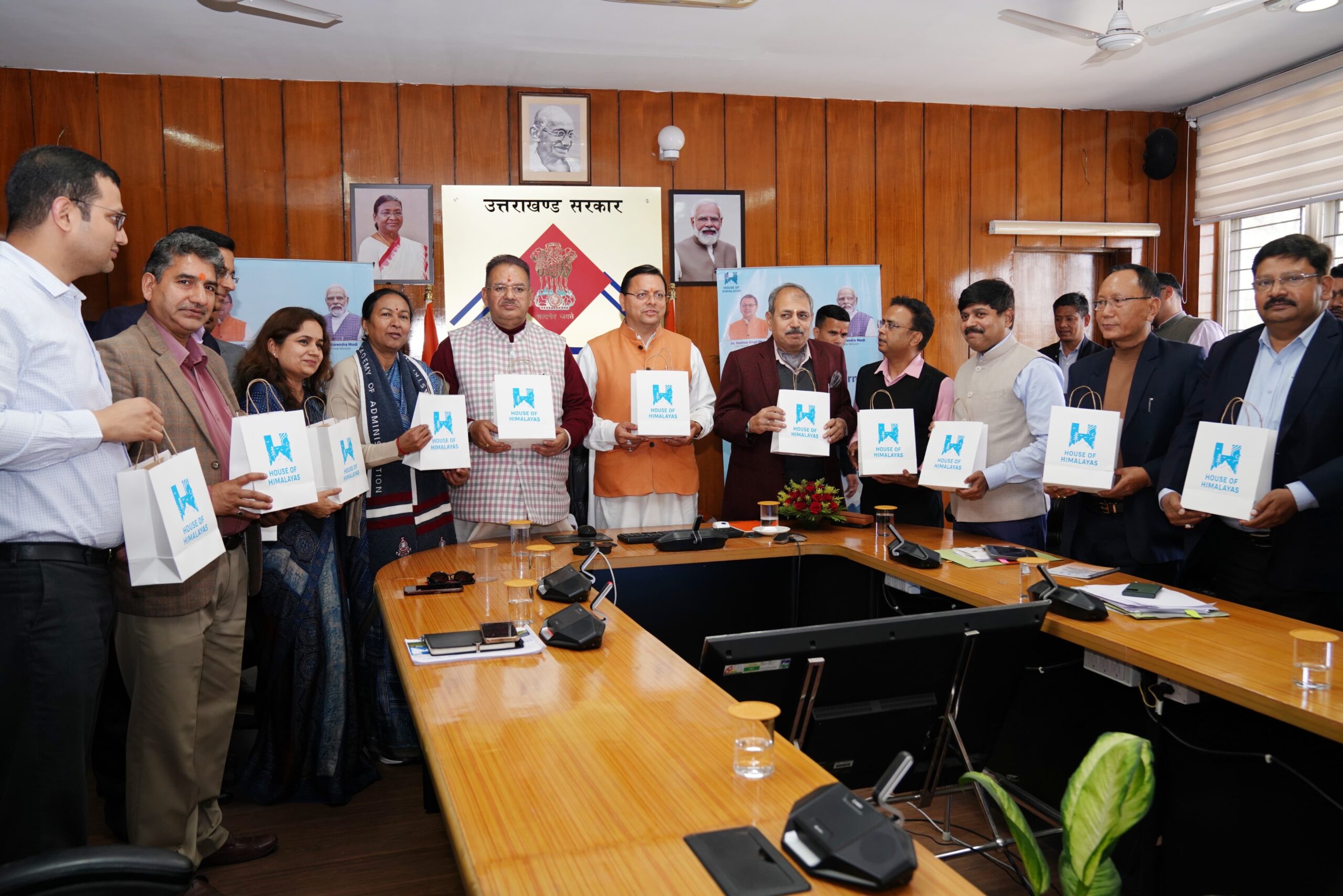मुख्यमंत्री ने सचिवालय में हाउस ऑफ हिमालयाज के ई कॉमर्स पोर्टल (E-Commerce Portal) का किया शुभारंभ