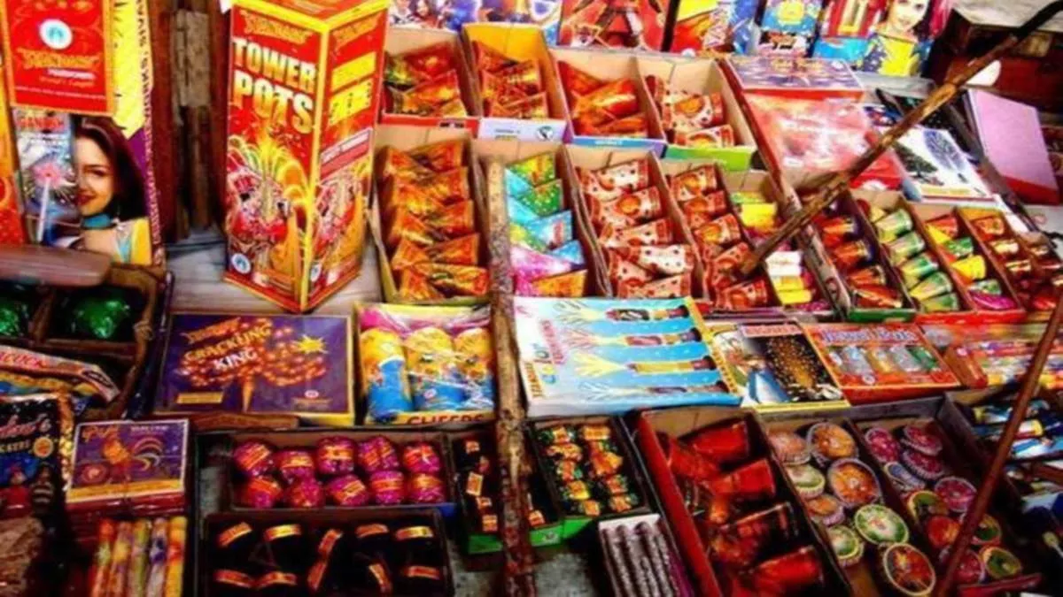 Diwali 2025: देहरादून में खुले मैदानों में पटाखों की बिक्री पर आज जिला प्रशासन का निर्णय