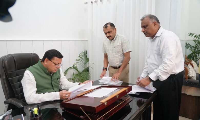 मुख्यमंत्री धामी ने किया पुलिस मुख्यालय का औचक निरीक्षण