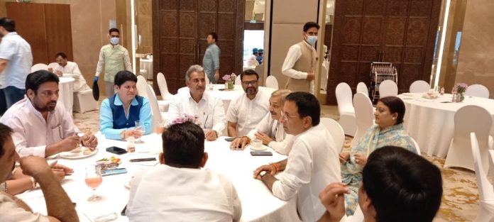 कांग्रेस-भाजपा की बाड़ेबंदी में पूरे विधायक नहीं पहुंचे, सीएम को नजदीकी ही आउट करवाएंगे