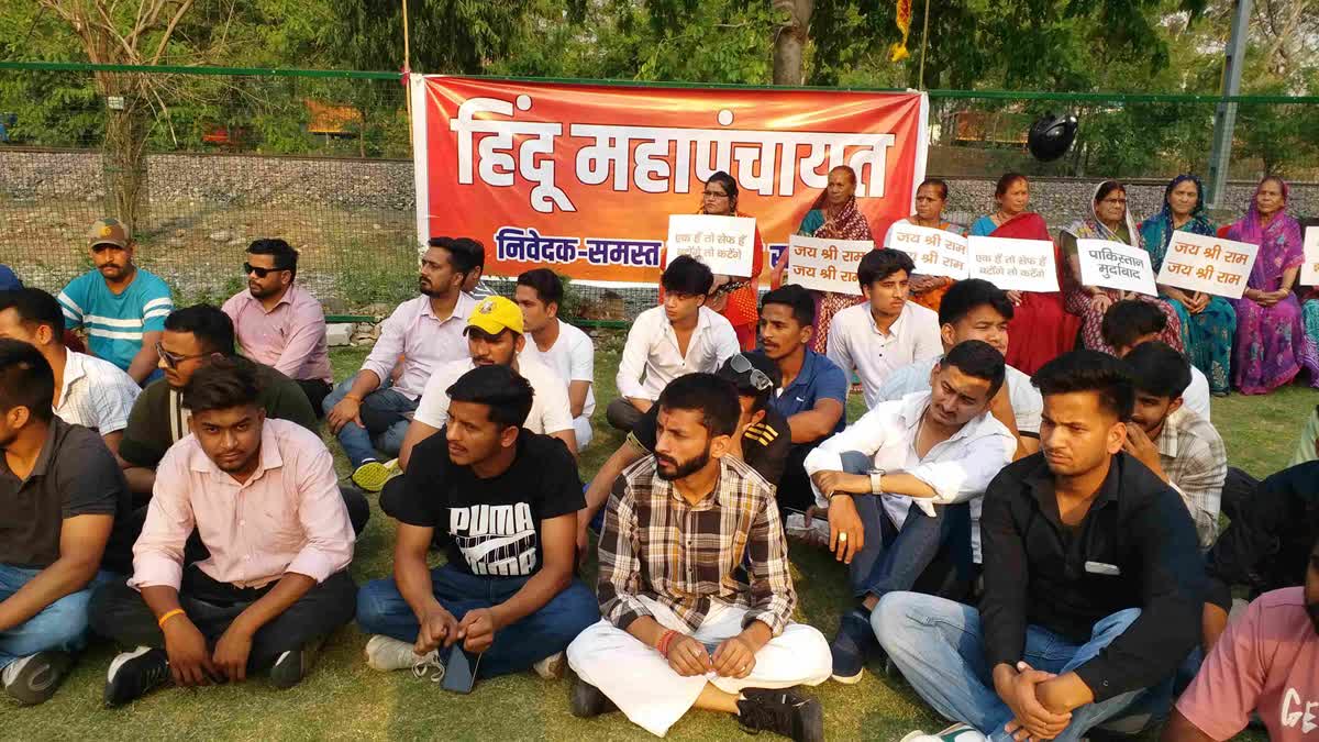 नैनीताल में 12 वर्षीय बच्ची से दुष्कर्म के बाद तनाव: आरोपी गिरफ्तार, लेकिन गुस्सा कायम | हिंदू संगठनों का हल्द्वानी कोतवाली पर प्रदर्शन