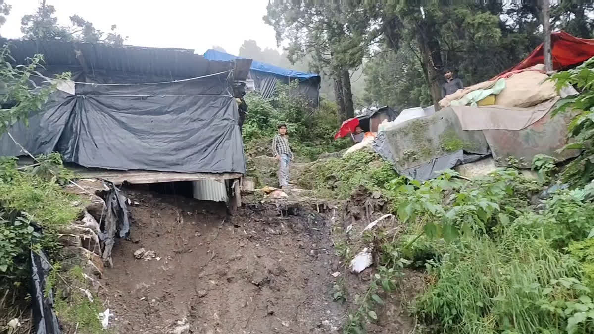 मसूरी में लगातार बारिश से भूस्खलन, बाराह कैंची की मलिन बस्ती में मकान क्षतिग्रस्त