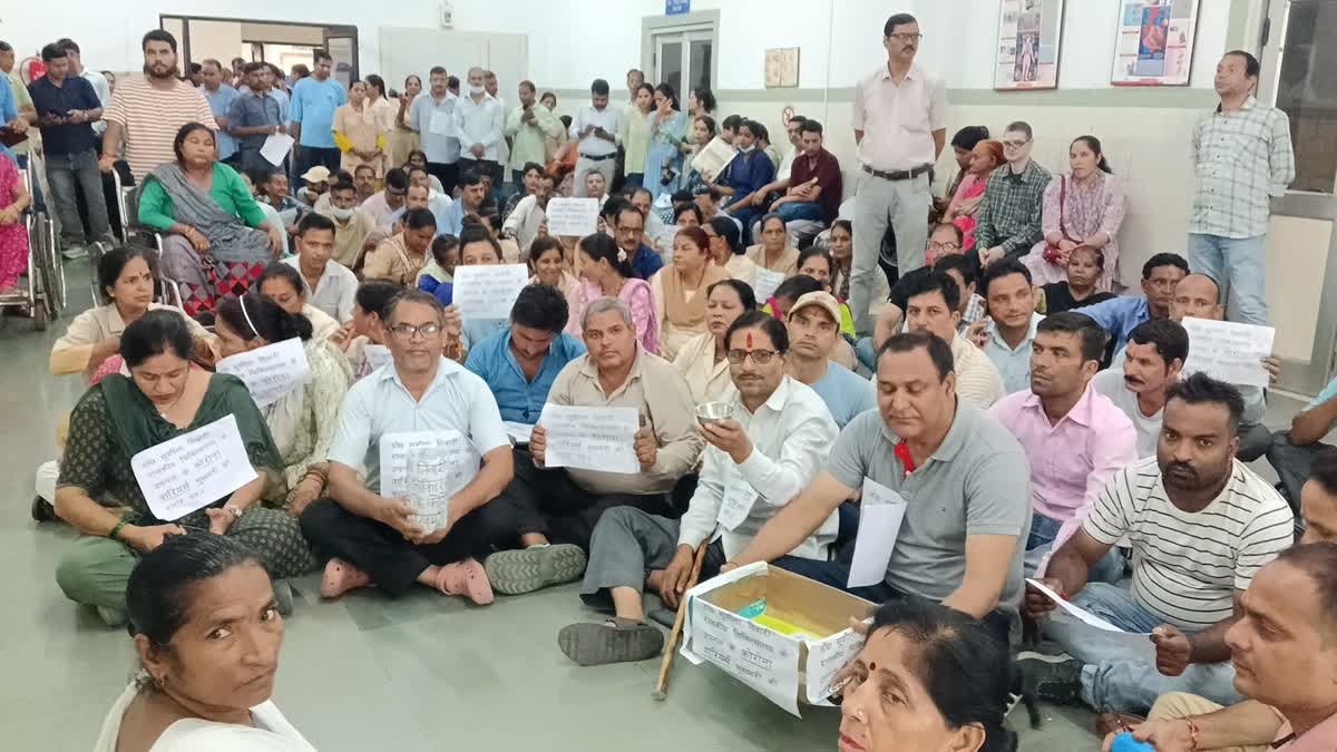 सुशीला तिवारी अस्पताल में वेतन न मिलने से उपनल कर्मचारियों का हंगामा, भीख मांगकर किया प्रदर्शन