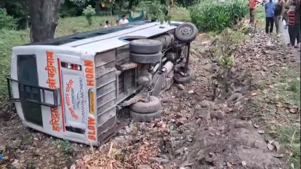 रामनगर में बड़ा हादसा, ढिकुली में यात्री बस पलटी, 6 लोग घायल