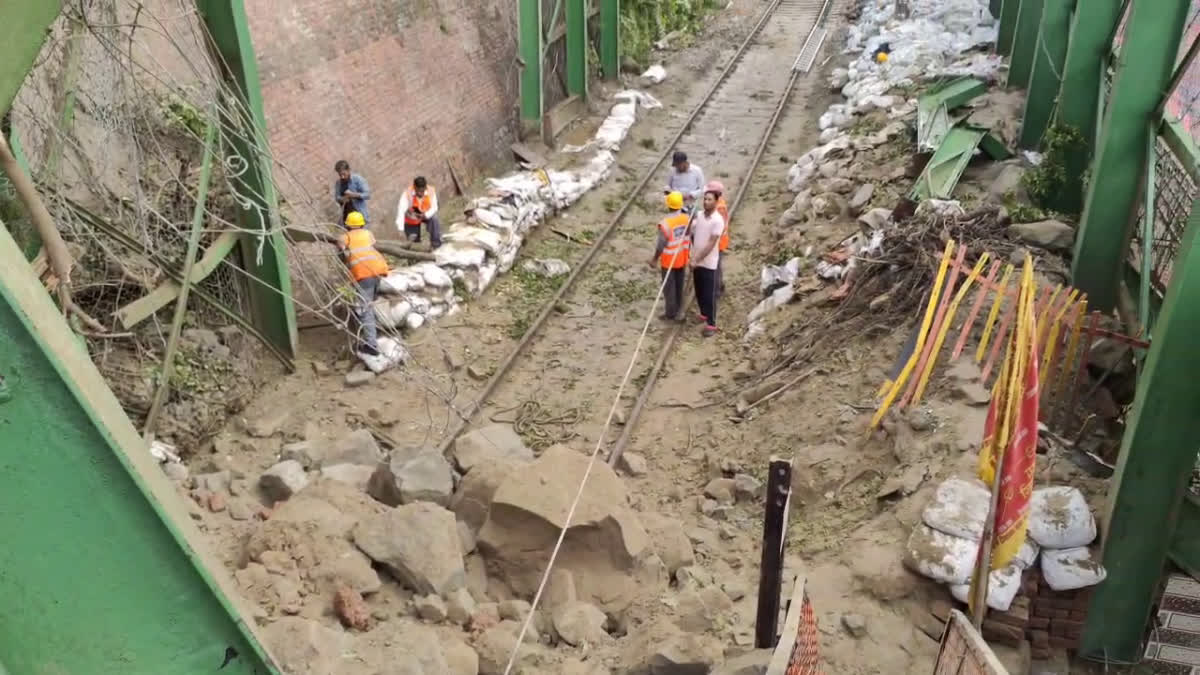 हरिद्वार: काली मंदिर टनल के पास भूस्खलन, ट्रेनों की आवाजाही ठप