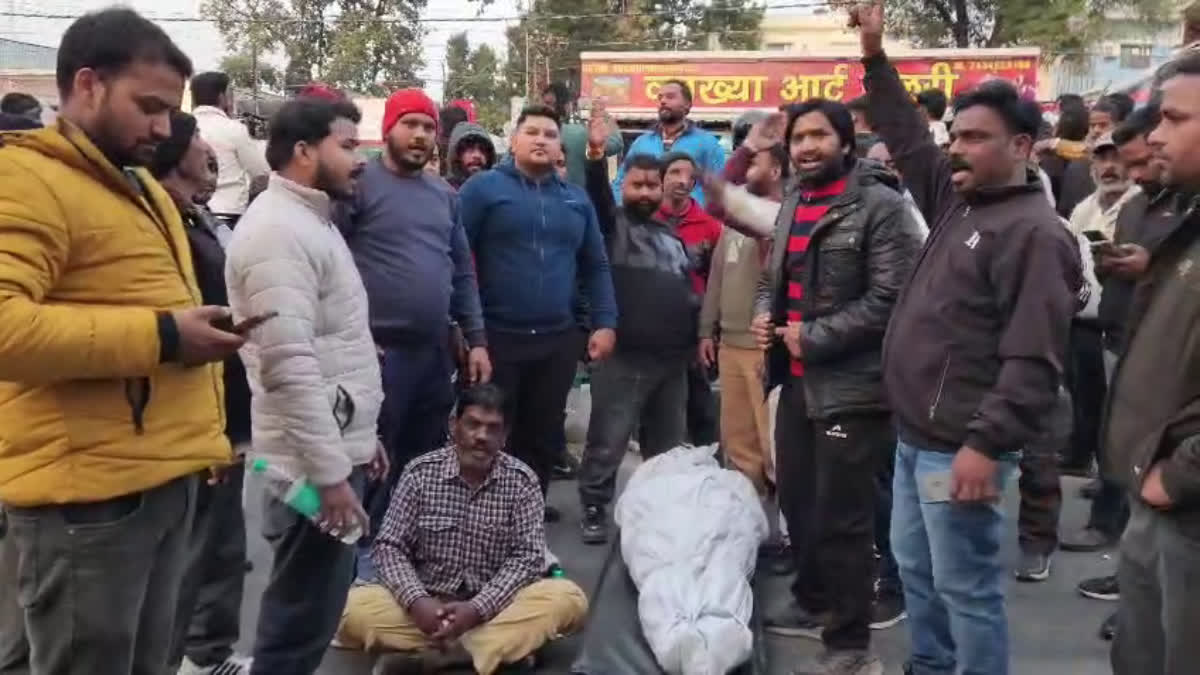 निजी अस्पताल में ऑपरेशन के दौरान युवक की मौत, परिजनों का हंगामा, सड़क जाम