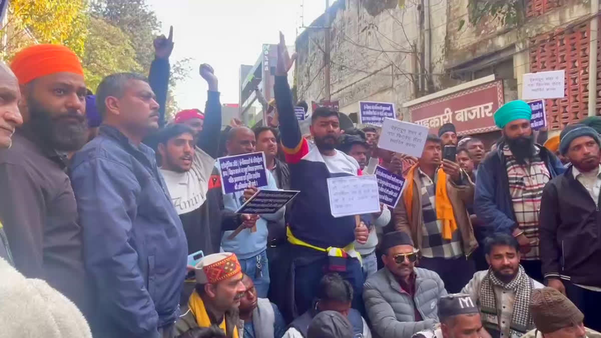 दून ऑटो रिक्शा यूनियन ने मुख्यमंत्री आवास किया कूच, पुलिस ने रोका तो धरने पर बैठ गये .