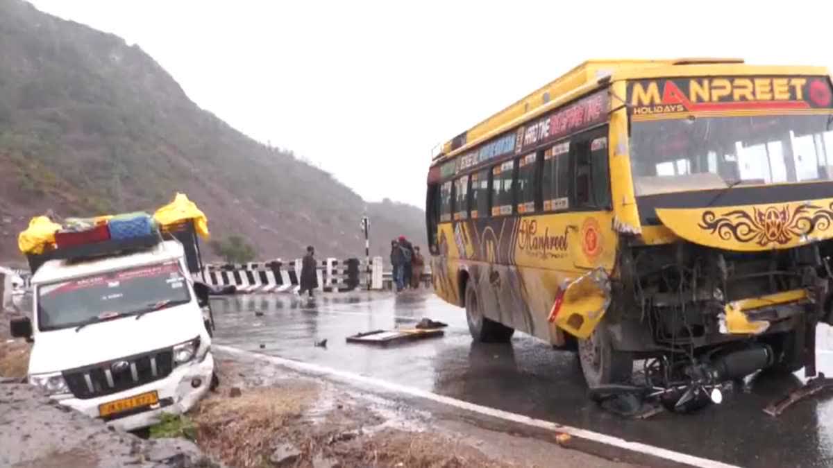 उधमपुर: जम्मू-श्रीनगर हाईवे पर भीषण हादसा; बस और पिकअप की टक्कर में CRPF जवान समेत 4 की मौत, कई घायल.