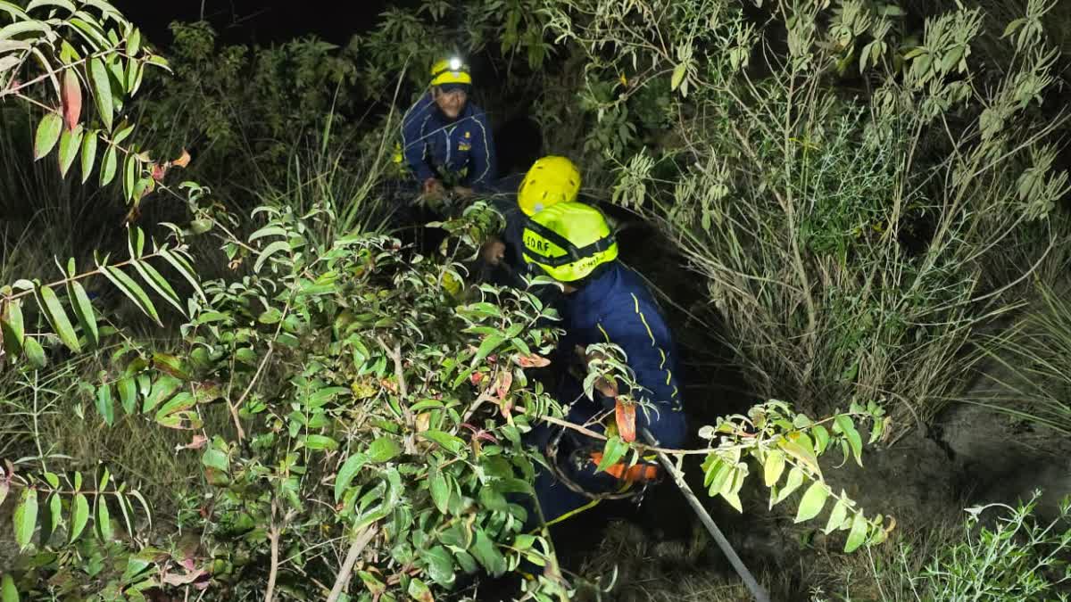 रुद्रप्रयाग: मोबाइल पर बात करना पड़ा भारी, 100 मीटर गहरी खाई में गिरा बाइक सवार; SDRF ने देवदूत बनकर बचाई जान.