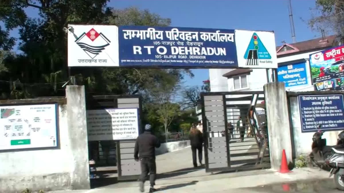 देहरादून: कानून का पाठ पढ़ाने वाली पुलिस खुद तोड़ रही नियम; 320 सरकारी गाड़ियां बिना ‘प्रदूषण जांच’ के दौड़ रहीं, RTO ने भेजा नोटिस.