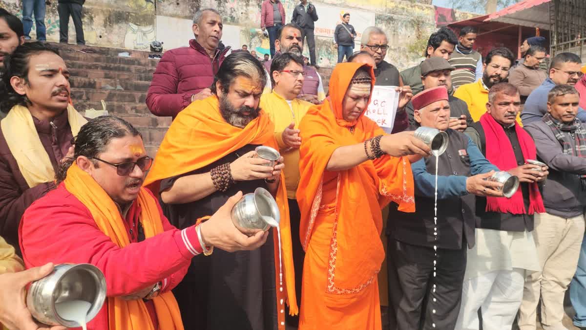 हरिद्वार: यूजीसी के नए नियमों पर सुप्रीम कोर्ट की ‘ब्रेक’ से संतों में खुशी; गंगा का दुग्धाभिषेक, खून से लिखा राष्ट्रपति को खत.