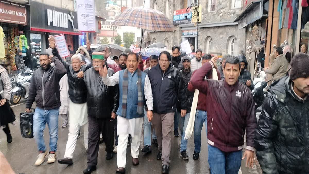 मसूरी: पटरी व्यवसायियों की ढाल बनी कांग्रेस; सड़कों पर उतरे हरक सिंह रावत, धामी सरकार पर लगाए भ्रष्टाचार और भेदभाव के गंभीर आरोप.