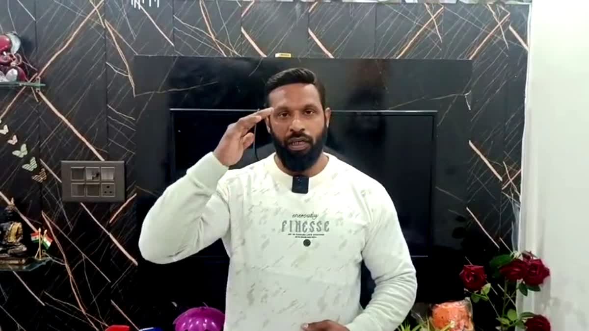 कोटद्वार ‘बाबा’ विवाद: बुजुर्ग को बचाने वाले दीपक ने फिर जीता दिल; इनाम के 2 लाख रुपये अंकिता भंडारी के परिवार को देने का ऐलान.
