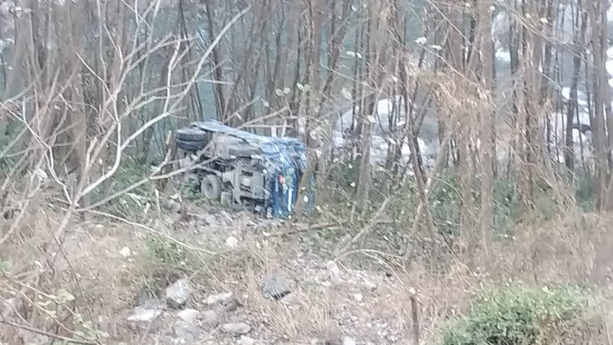 उत्तरकाशी: गंगोत्री हाईवे पर दर्दनाक हादसा; बीआरओ का ट्रक 100 मीटर गहरी खाई में गिरा, चालक की मौत, एक गंभीर घायल.