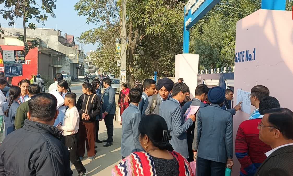 उत्तराखंड में सीबीएसई बोर्ड परीक्षाओं का आगाज़, पहले दिन गणित के पेपर में दिखा छात्रों का उत्साह.