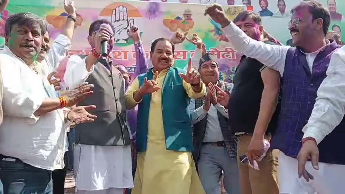 कांग्रेस मुख्यालय में होली की धूम: ढोल-दमाऊ की थाप पर थिरके दिग्गज, हरक और गोदियाल ने जमाया रंग.