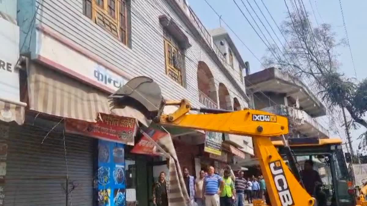 हल्द्वानी में दो बड़ी इमारतों पर चला बुलडोजर, सड़क चौड़ीकरण के लिए प्रशासन की कार्रवाई.