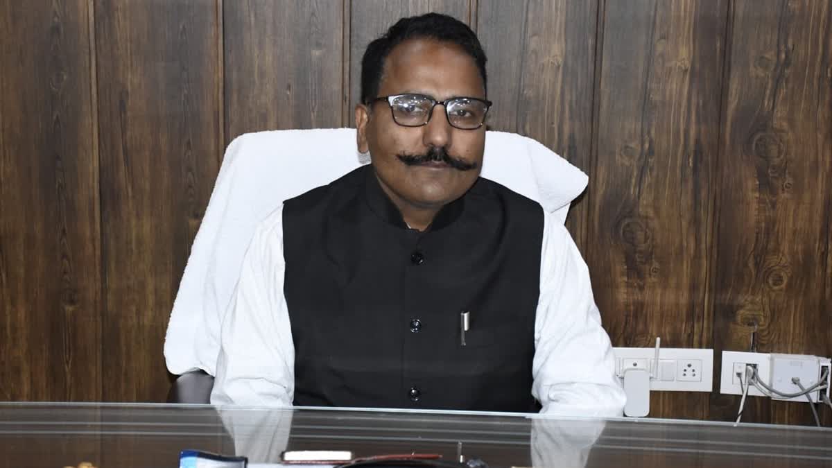 “नैनीताल में बड़ी कार्रवाई: राजस्व अभिलेख निजी व्यक्ति से कराने पर दो रजिस्ट्रार कानूनगो डिमोट”.