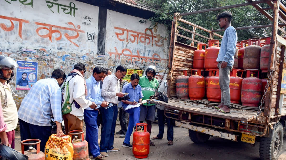 देश में एलपीजी का संकट नहीं, फिर भी उपभोक्ताओं में भारी घबराहट; रेस्तरां और घरेलू रसोइयों पर असर.
