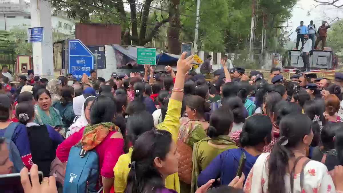 देहरादून में आंगनबाड़ी कार्यकर्ताओं का ‘हल्ला बोल’, सीएम आवास कूच के दौरान पुलिस से तीखी झड़प.