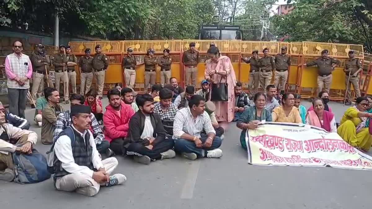 राजधानी में गरमाया आंदोलन: मांगों को लेकर राज्य आंदोलनकारियों का सचिवालय कूच, पुलिस से तीखी झड़प.