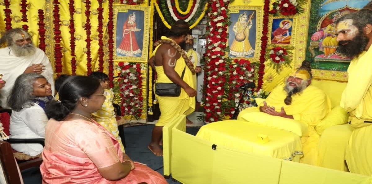 राष्ट्रपति द्रौपदी मुर्मू ने वृंदावन में किए दर्शन, संत प्रेमानंद महाराज से लिया आशीर्वाद; कैंसर अस्पताल का उद्घाटन.