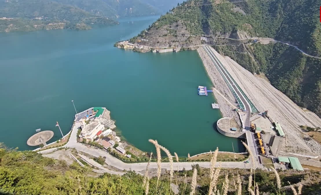 THDC शेयर विवाद: जनहित याचिका खारिज, हाईकोर्ट सख्त—10 हजार का जुर्माना.