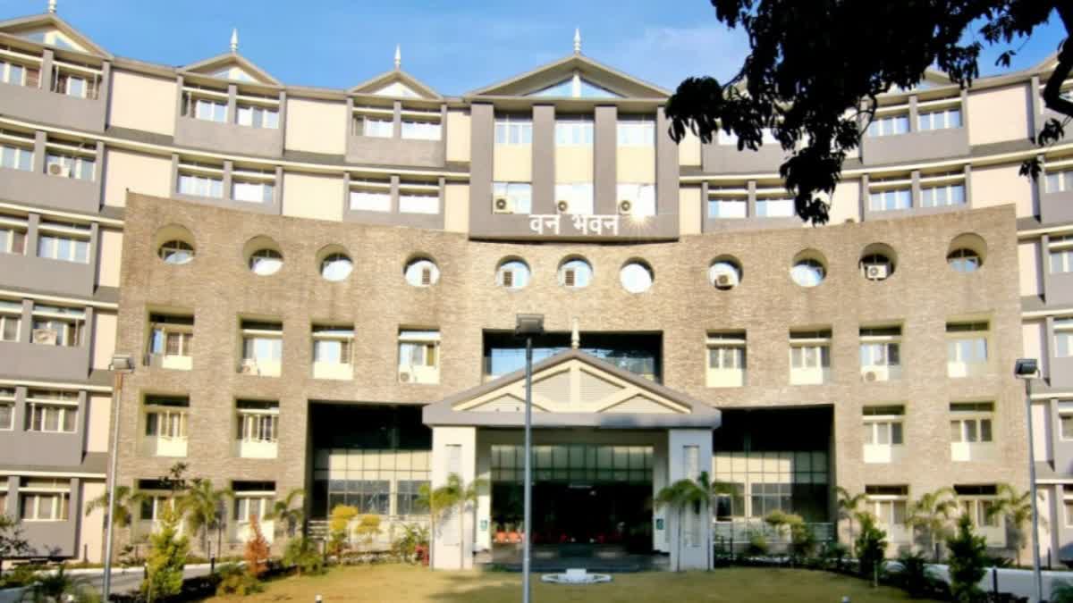 वन विभाग का अधिकारी फिर चर्चा में, शासन ने जारी किया कारण बताओ नोटिस.