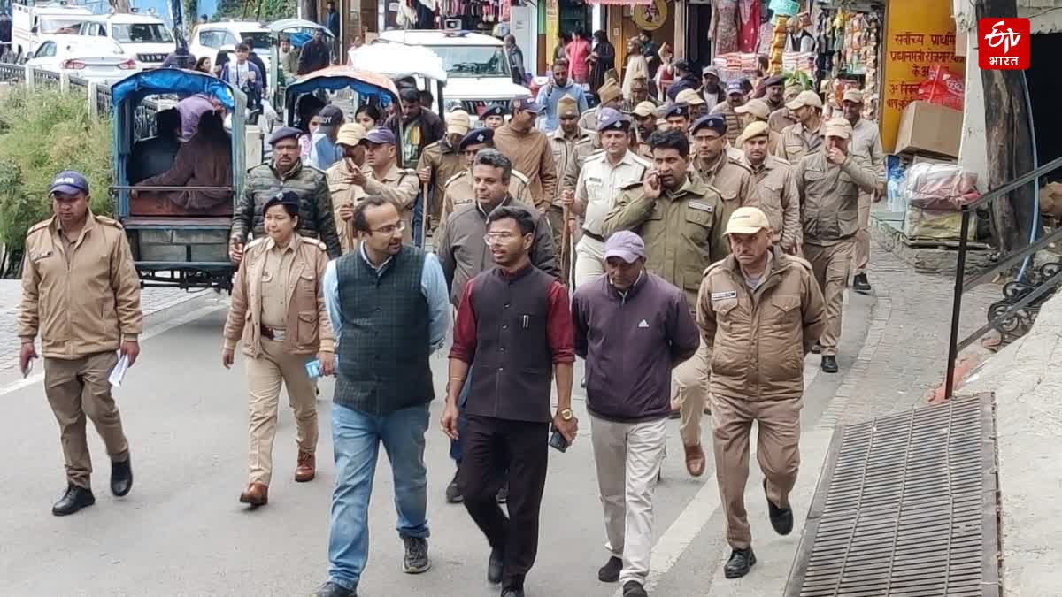 मसूरी में पर्यटन सीजन से पहले सख्ती, प्रशासन और पुलिस ने निकाला फ्लैग मार्च.