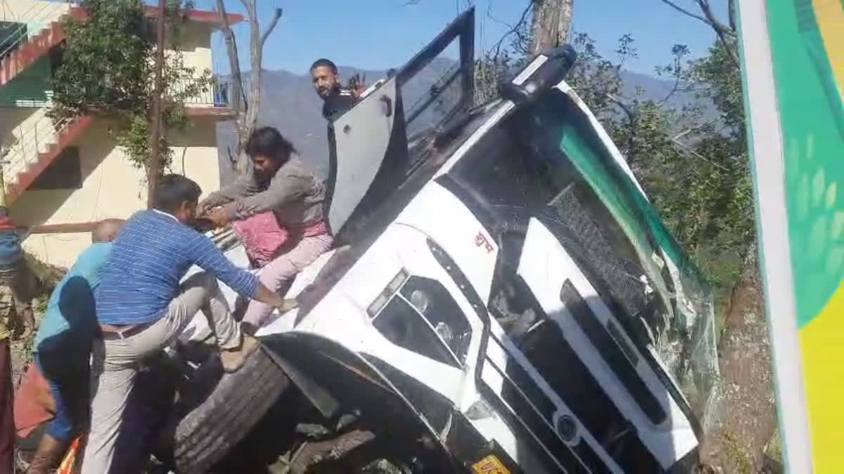 टिहरी में सवारियों से भरी बस दुर्घटनाग्रस्त, पेड़ पर अटकने से टला बड़ा हादसा, 30 यात्रियों की बची जान.