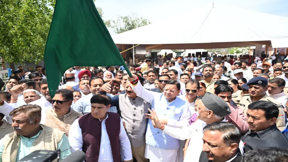 चारधाम यात्रा 2026 का शुभारंभ, सीएम धामी ने बसों को दिखाई हरी झंडी।