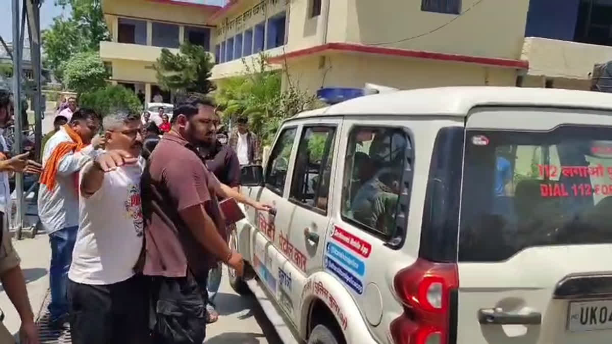 सरकारी स्कूल के शिक्षक पर छात्रा से दुर्व्यवहार का आरोप, पुलिस ने लिया हिरासत में