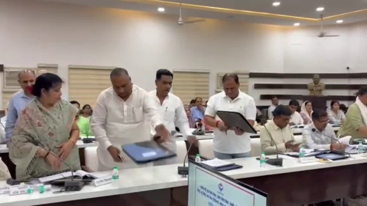 हरिद्वार जिला योजना की बैठक में हंगामा, विधायकों ने फाइल फेंक किया मीटिंग का बहिष्कार.