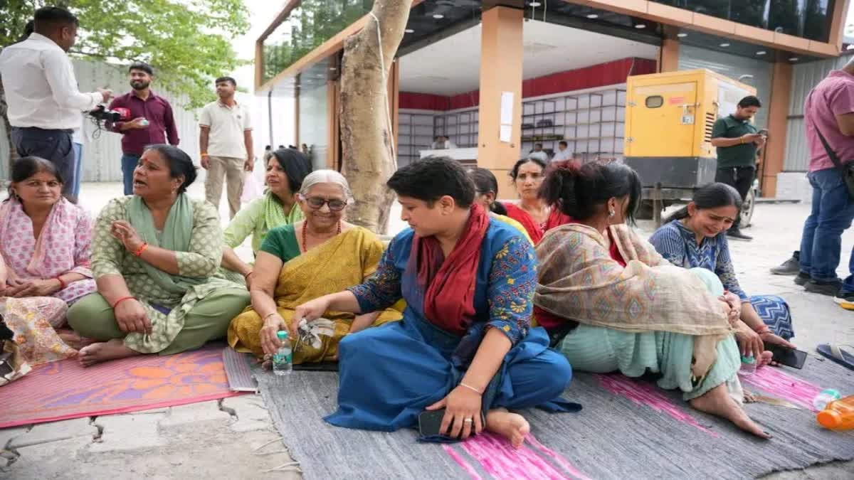 राष्ट्रपति निकेतन के सामने से शराब की दुकान हटाने में महिलाओं को मिली कामयाबी