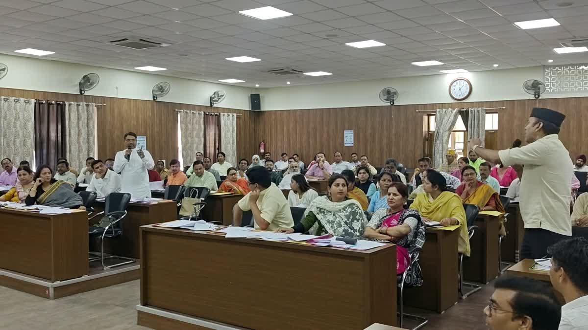 देहरादून में नगर निगम बैठक में जमकर हुआ हंगामा, कांग्रेस बीजेपी के पार्षद आपस में भिड़े