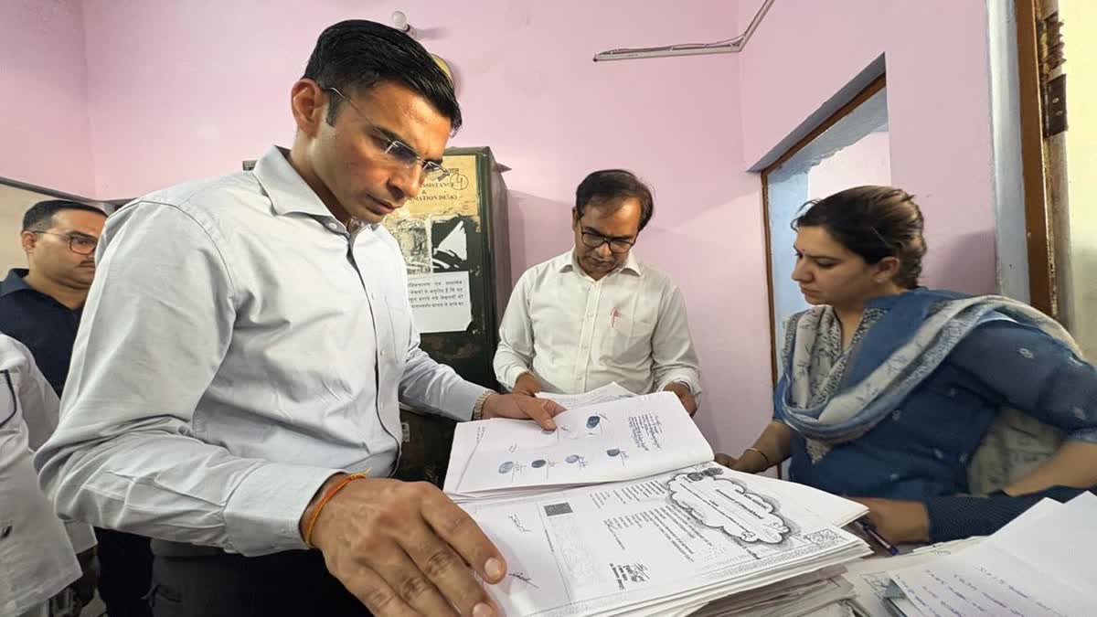 विकासनगर सब-रजिस्ट्रार कार्यालय में डीएम सविन बंसल का छापा, भारी अनियमितताएं उजागर; दस्तावेज जब्त.