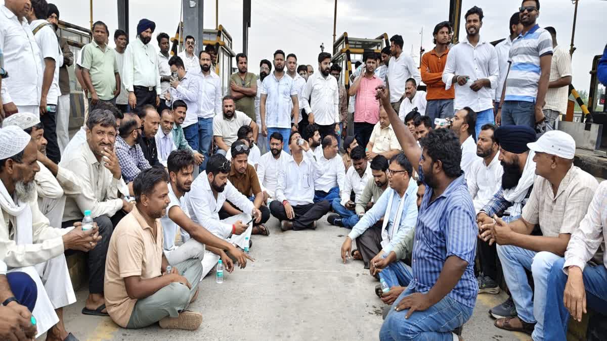 स्थानीय लोगों के लिए टैक्स फ्री हुआ बहादराबाद टोल प्लाजा, घेराव के बाद मिली बड़ी जीत