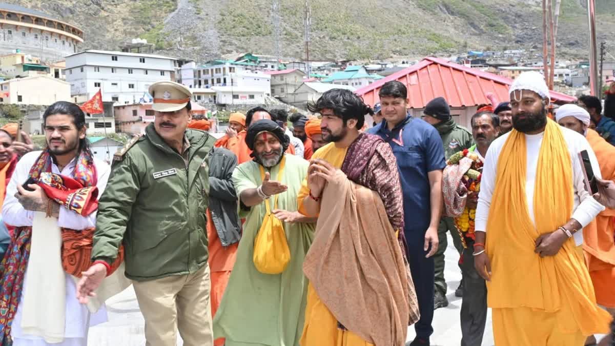 बदरीनाथ धाम पहुंचे पंडित धीरेंद्र शास्त्री, 22 दिन करेंगे साधना