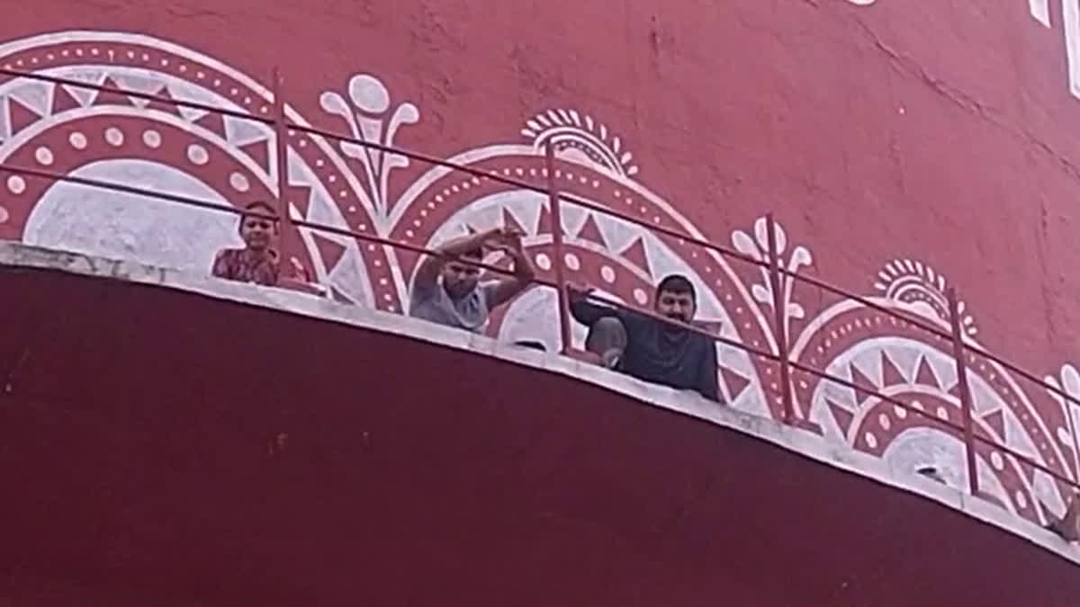 देहरादून में अंतरराष्ट्रीय नर्स दिवस पर बेरोजगार नर्सिंग का धरना जारी , पानी की टंकी पर चढ़ी नर्स 31 घंटे बाद भी नहीं उतरीं