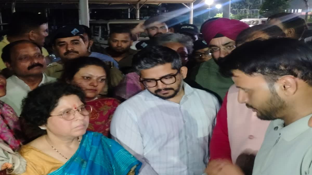 50 घंटे से टंकी पर प्रोटेस्ट: हंगामे के बाद देर रात नर्सिंग अभ्यर्थियों को मनाने पहुंचीं डीजी हेल्थ, ज्योति रौतेला का अनशन जारी