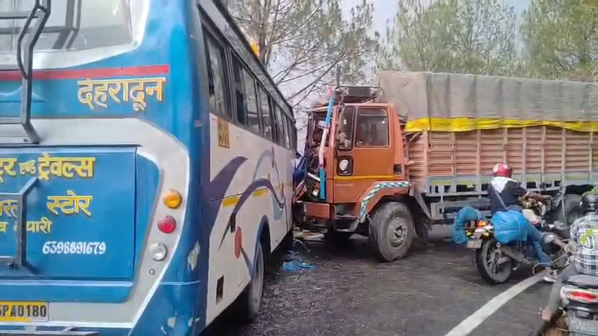 बदरीनाथ हाईवे पर भीषण सड़क हादसा, बस और ट्रक की भिड़ंत, मची चीख पुकार