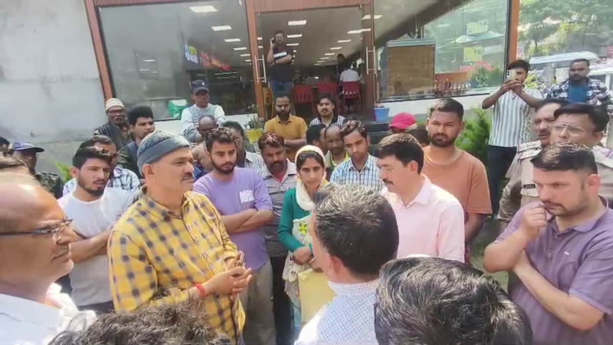 चमोली में दर्दनाक हादसा: आग बुझाते वक्त खाई में गिरा फायर वॉचर, मौत के बाद फूटा लोगों का गुस्सा