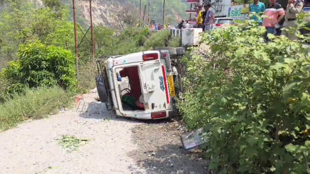 रुद्रप्रयाग-श्रीनगर नेशनल हाईवे पर हुआ बड़ा हादसा, सवारियों से भरा मैक्स वाहन पलटा