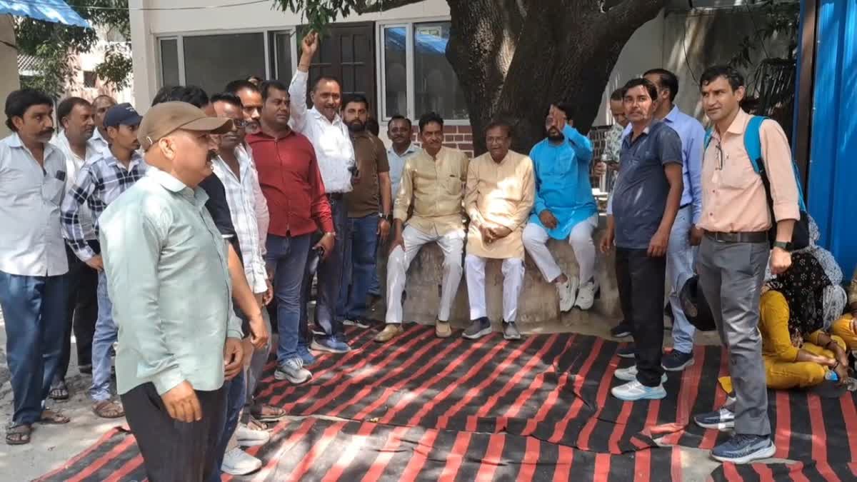 हरिद्वार में हड़ताल पर बैठे निगम कर्मचारी  कार्रवाई की मांग पर अड़े