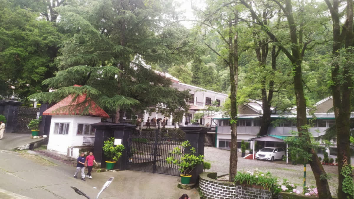 देहरादून कब्रिस्तान के बाहर लगा ‘बाहरी शवों’ पर रोक वाला बोर्ड हटेगा, हाईकोर्ट ने दिए तत्काल आदेश